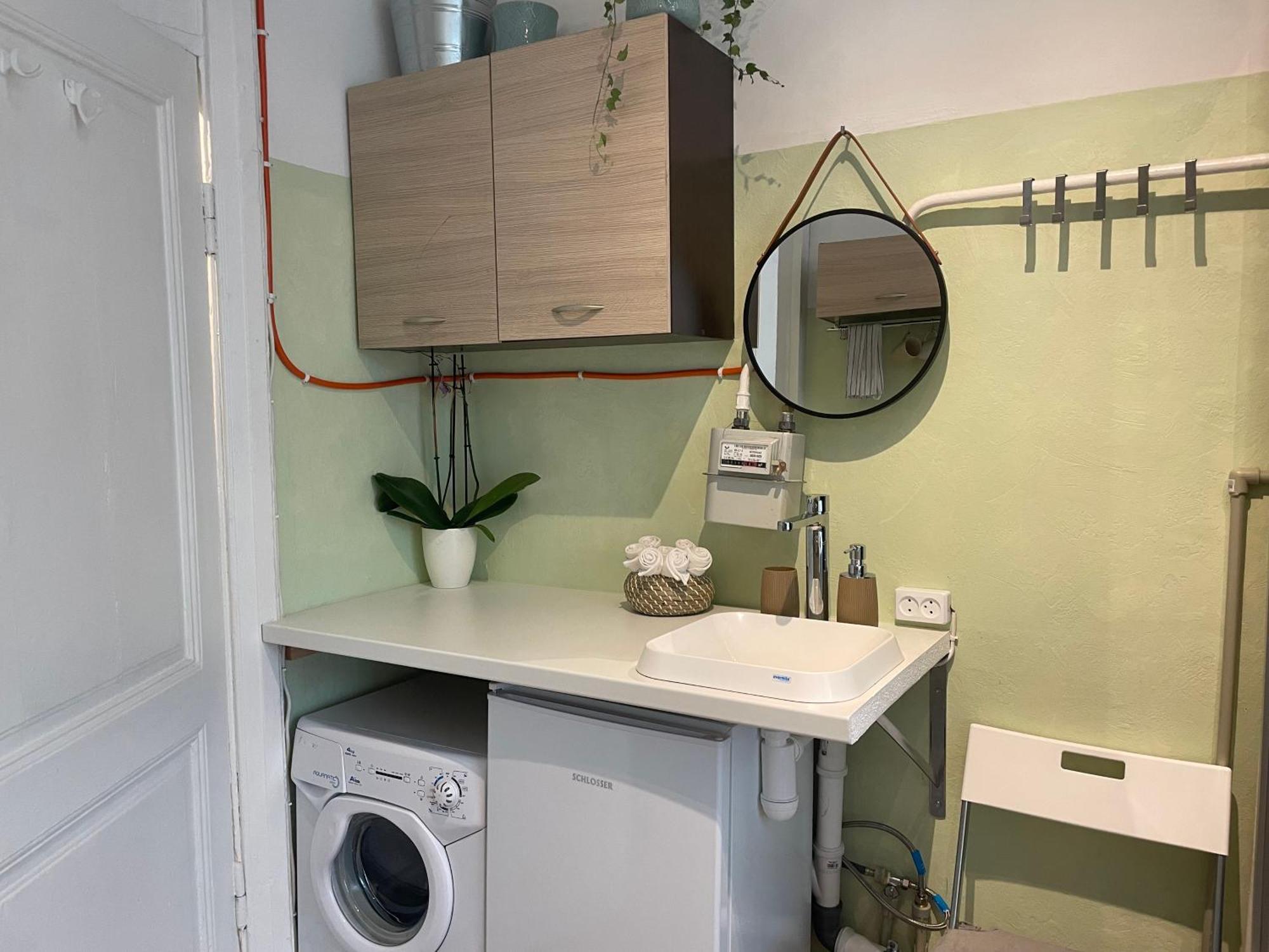 Sunny 1 Bedroom In Center Next To Park *